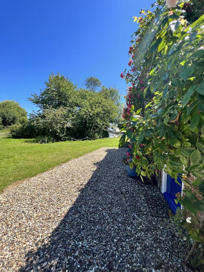 Adorable Two Bed Norfolk Broads Holiday Home - River Views With Moorings & Fishing ستالهام المظهر الخارجي الصورة