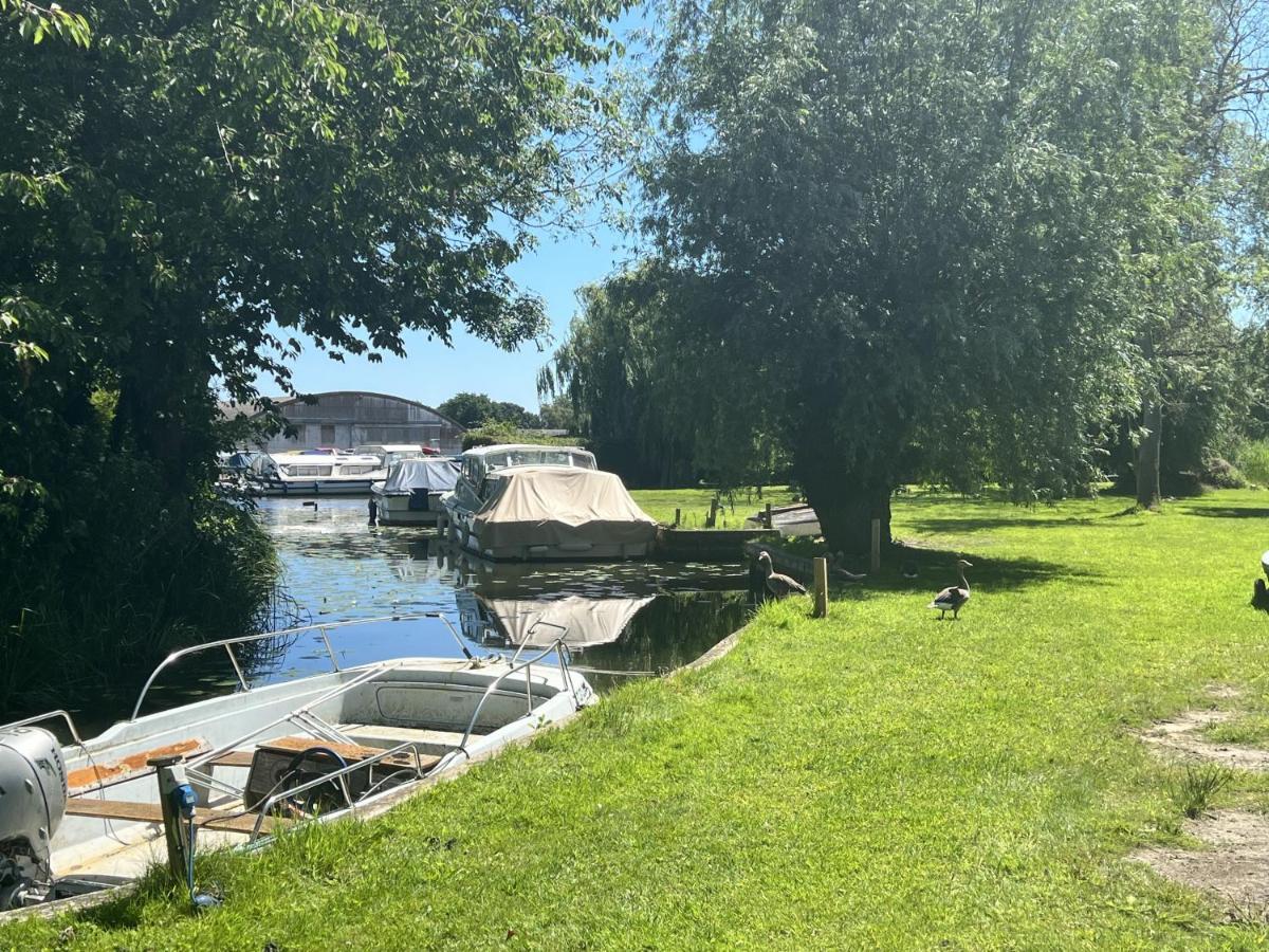 Adorable Two Bed Norfolk Broads Holiday Home - River Views With Moorings & Fishing ستالهام المظهر الخارجي الصورة